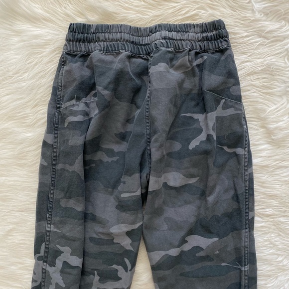 Aritzia TNA Gray Camo Jogger Pants - Picture 9 of 13